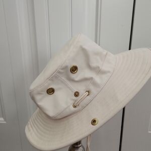 🇨🇦***Cream Bucket Hat with Gold Accents / New Without Tag